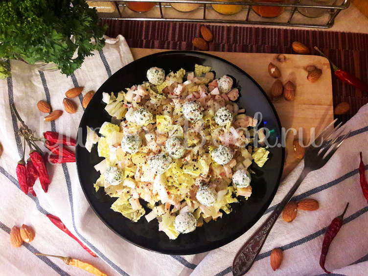 Салат с копчёной курицей, грушей и сырными шариками - шаг 4