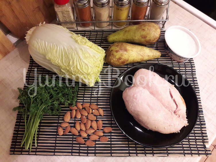 Салат с копчёной курицей, грушей и сырными шариками - шаг 1