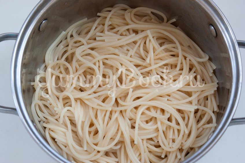 Запеканка со спагетти, беконом и грибами - шаг 3
