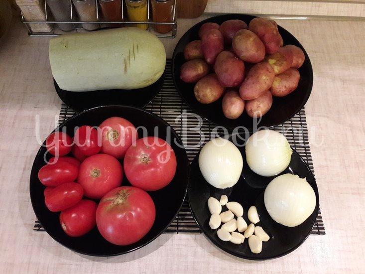 Тушёный картофель в томатно-кабачковой подливе - шаг 1