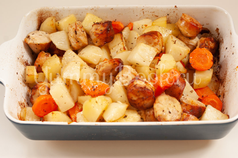 Картофель запечённый с морковью и колбасками - шаг 5