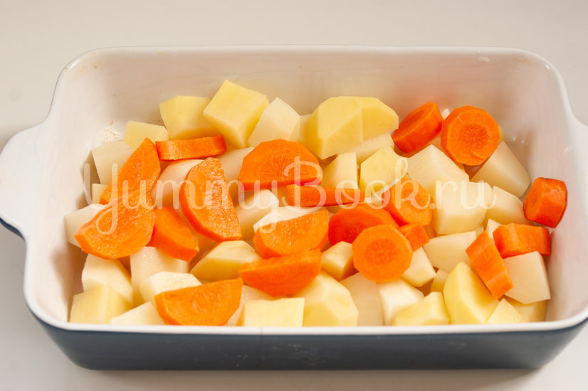 Картофель запечённый с морковью и колбасками - шаг 2