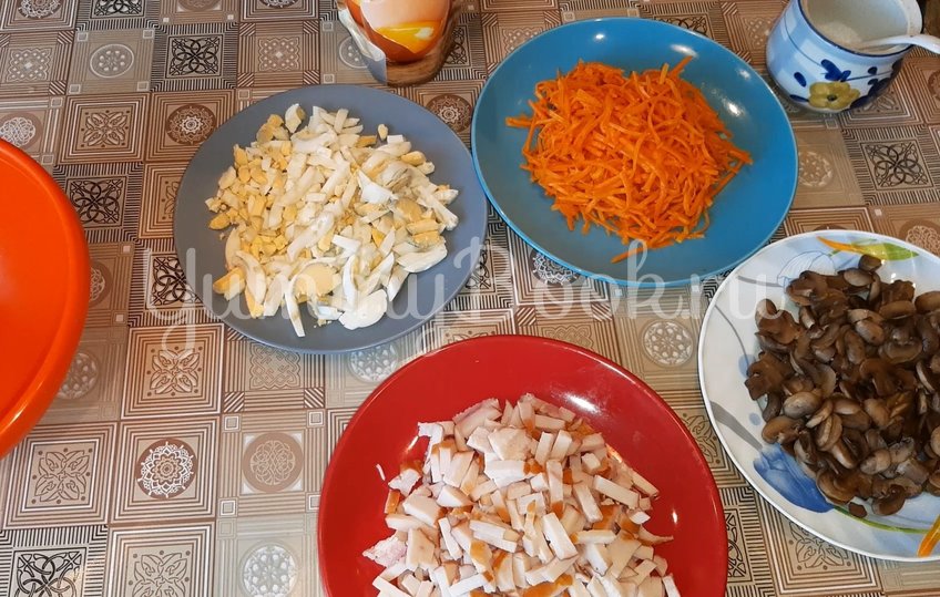 Салат с копченой курицей, грибами и морковью по-корейски - шаг 2