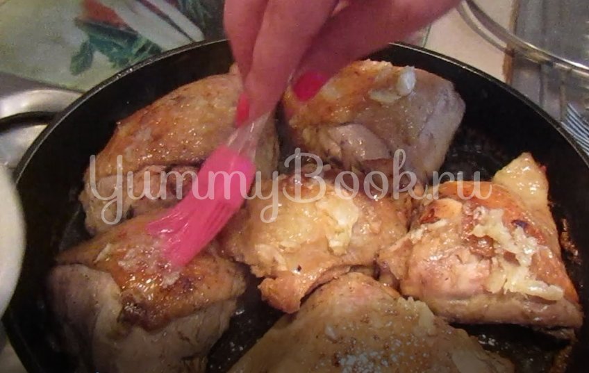 Куриные бёдра с чесноком на сковороде - шаг 2