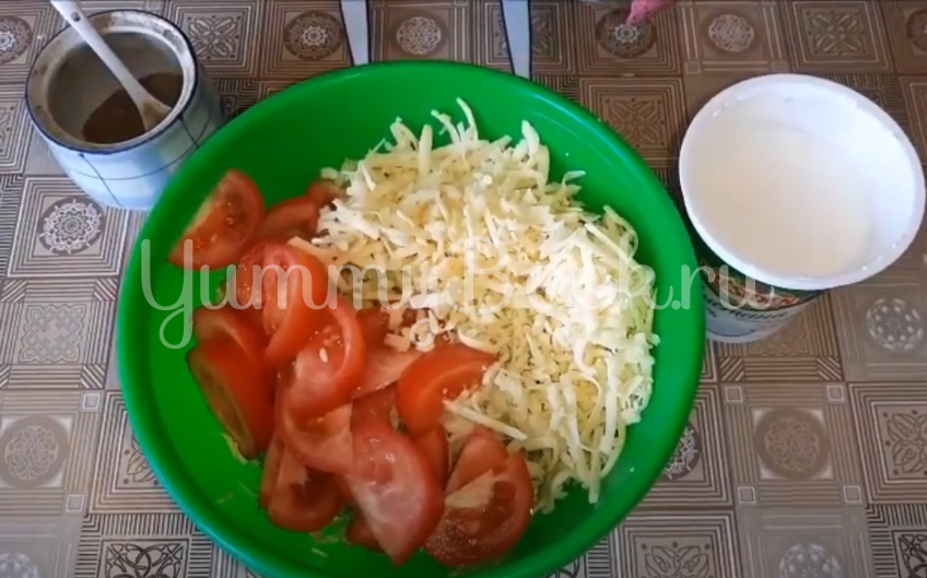 Салат из молодой капусты с помидорами и сыром - шаг 2