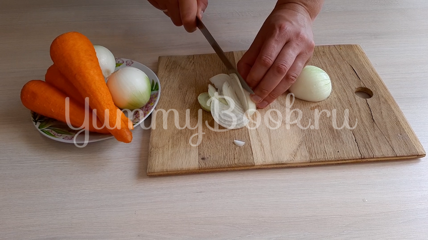 Филе минтая с морковкой в духовке - шаг 1
