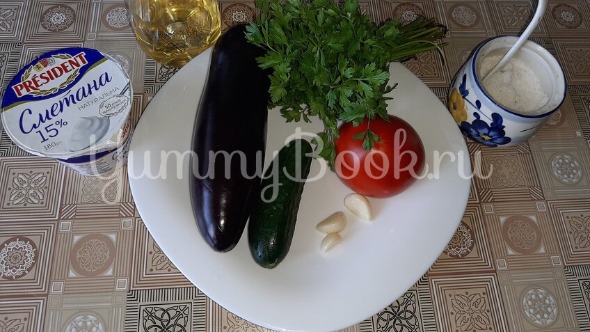 Салат с баклажанами, помидорами и огурцами - шаг 1