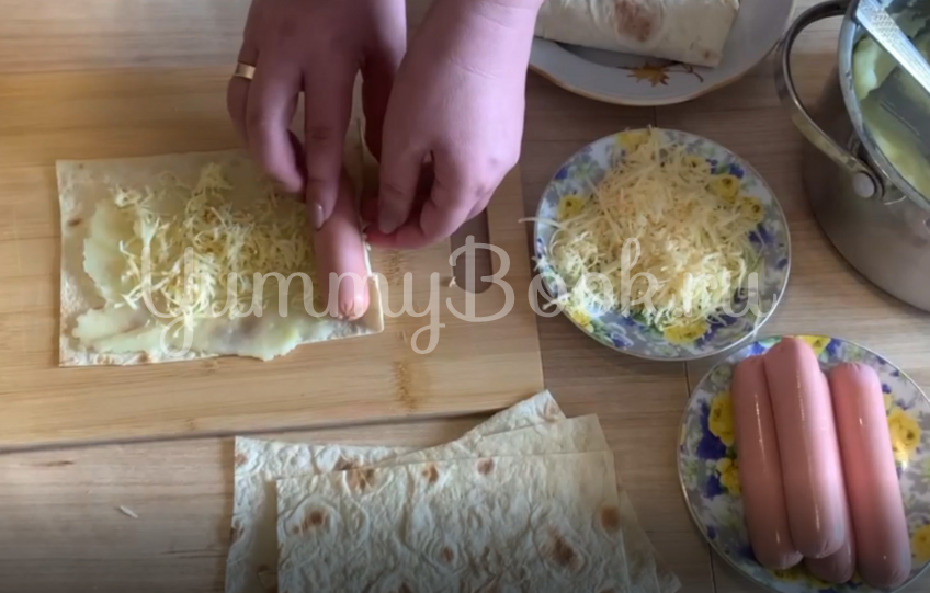 Сосиски в лаваше в картофельно-сырной шубке - шаг 2