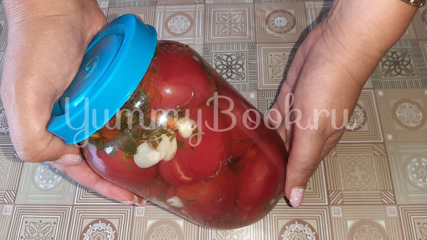 Малосольные помидоры, фаршированные зеленью, чесноком и перцем чили - шаг 2