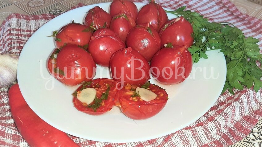 Малосольные помидоры, фаршированные зеленью, чесноком и перцем чили - шаг 3