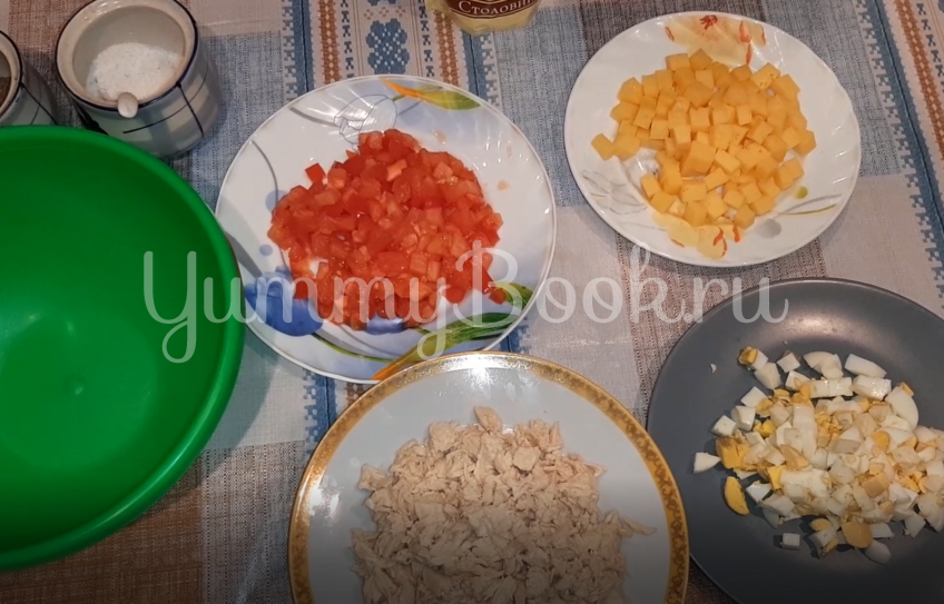 Салат с куриным филе, помидорами и сыром - шаг 2