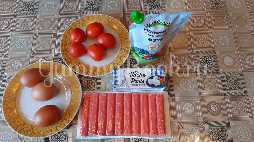 Слоеный салат с крабовыми палочками, помидорами и сыром фета - шаг 1