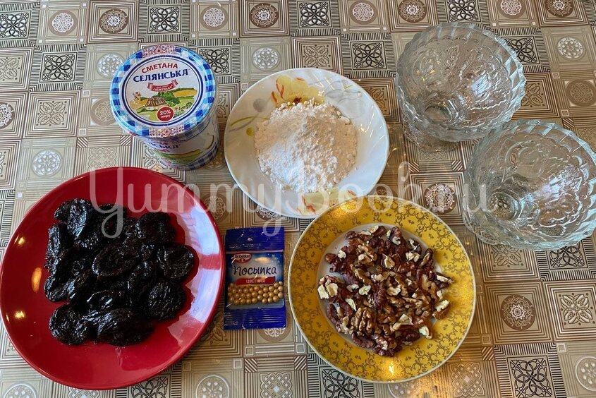 Сметанный десерт с черносливом и грецким орехом - шаг 1