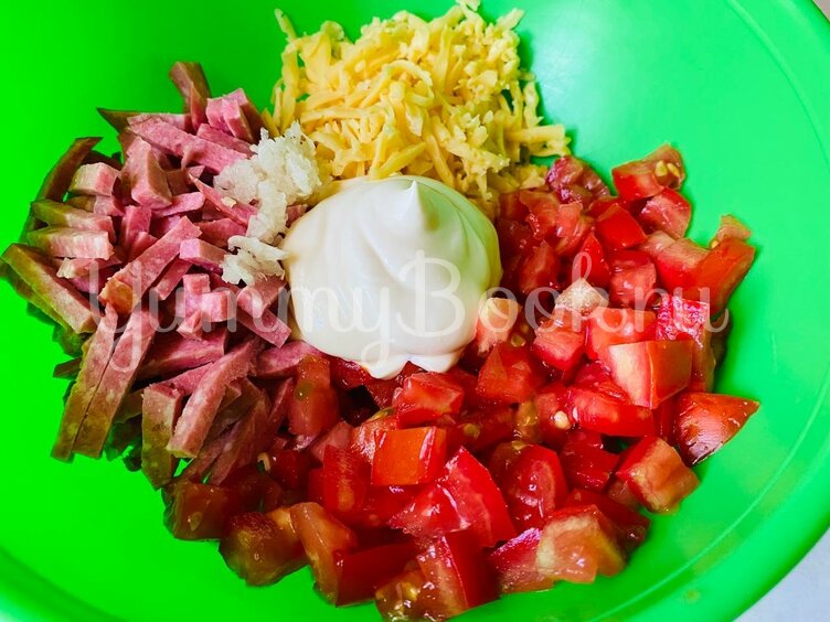 Салат с копченой колбасой, помидорами и сыром - шаг 2