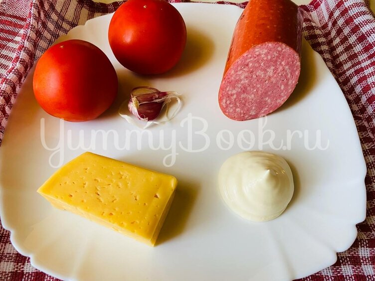 Салат с копченой колбасой, помидорами и сыром - шаг 1