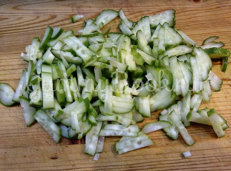 Быстрый салат с фасолью и крабовыми палочками - шаг 2