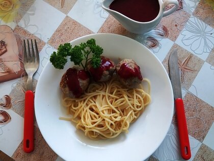 Фрикадельки с брусничным соусом