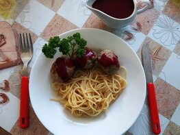 Фрикадельки с брусничным соусом