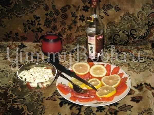 Салат с креветками и форелью с лимоном