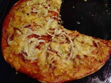 Пицца с колбасой к пиву