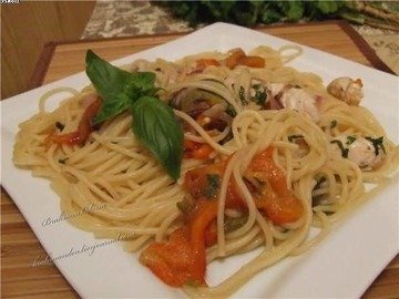 Спагетти с курицей и запеченными перцами