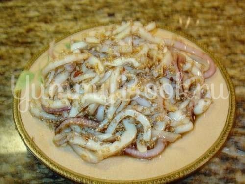 Салат из кальмаров с кунжутом
