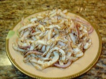 Салат из кальмаров с кунжутом