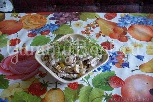 Салат овощной с грибами и сухариками