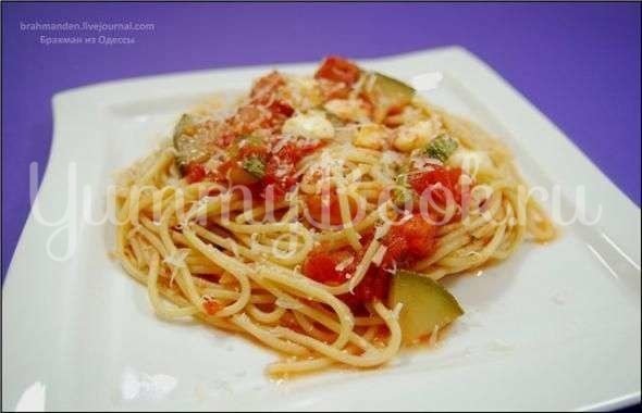 Спагетти с цукини, томатами и моцареллой