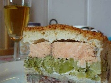 Пирог с рыбой и брокколи.