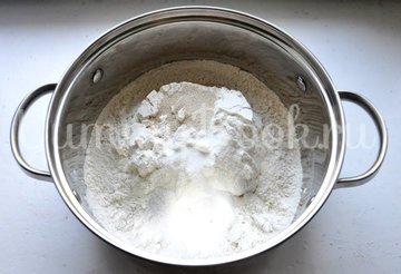 Пирог с ветчиной, курицей и луком - шаг 1