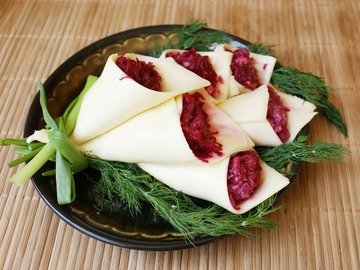 Салат с сыром и свеклой "Каллы"
