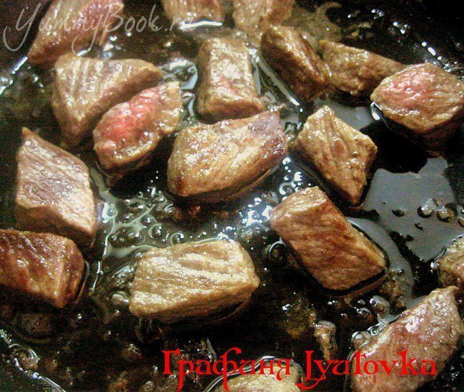 Тушеная говядина с остро-сладкой подливой из чернослива - шаг 1
