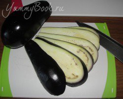 Рулетики из баклажанов с орехами и творогом - шаг 1
