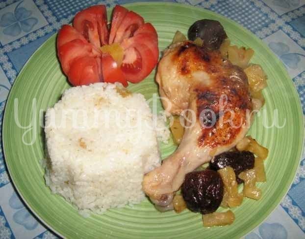 Курица в ананасе и рис с изюмом