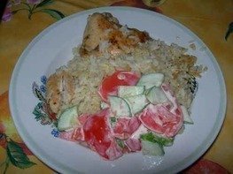 Курица жареная с рисом и салатом