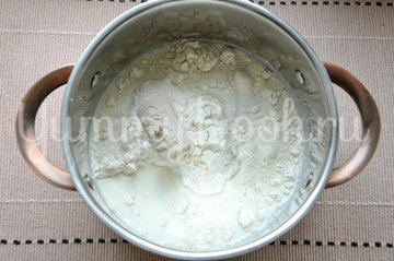 Пышные дрожжевые оладьи - шаг 1
