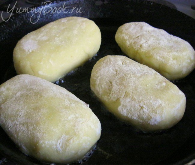 Картофельные пирожки с грибным соусом - шаг 6