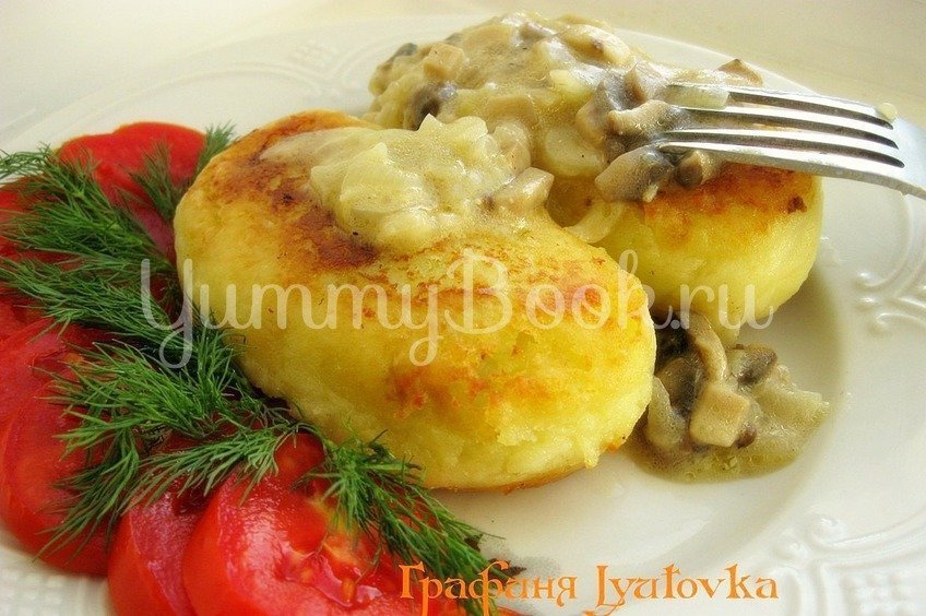 Картофельные пирожки с грибным соусом