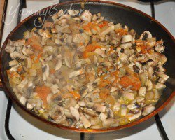 Грибной салат с курицей и кукурузой - шаг 3