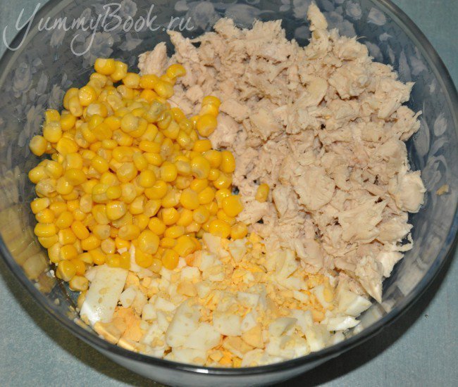 Грибной салат с курицей и кукурузой - шаг 4