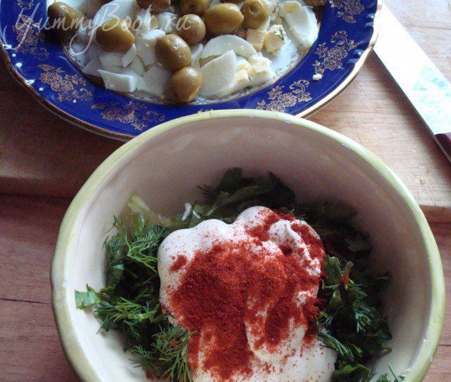 Яичный салат с оливками - шаг 1