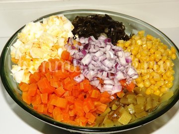 Салат с морской капустой и кукурузой - шаг 4
