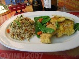 Рис, обжаренный с рыбой и овощами