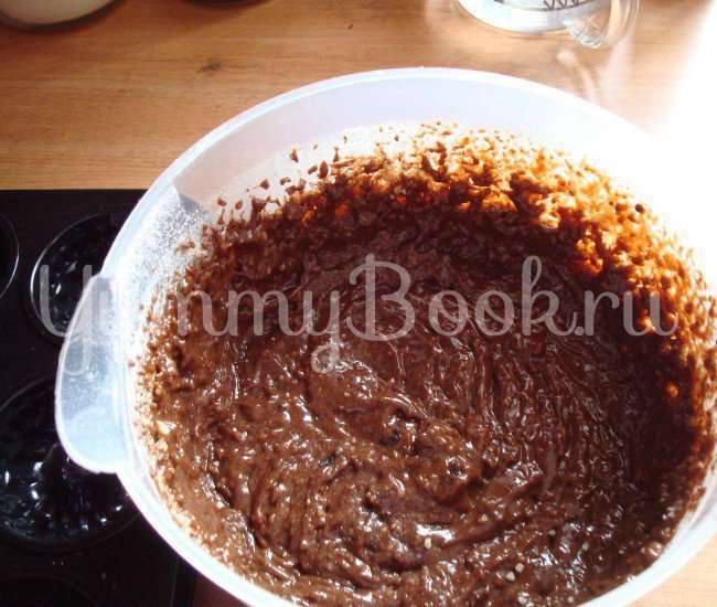 Шоколадные пирожные с черносливом и орехами - шаг 2