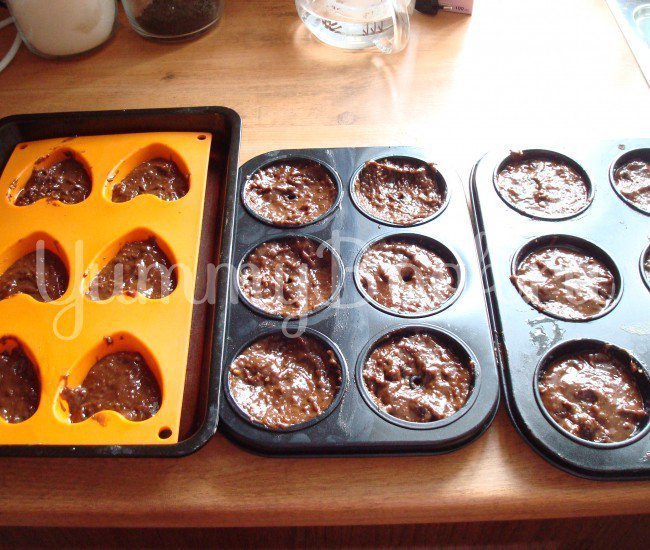 Шоколадные пирожные с черносливом и орехами - шаг 3