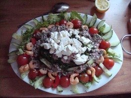 Салат с огурцами, креветками и соусом " Гуакамоле"