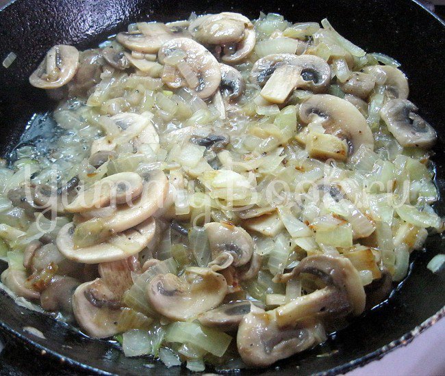 Судак с грибами под сырно-сливочным соусом - шаг 3