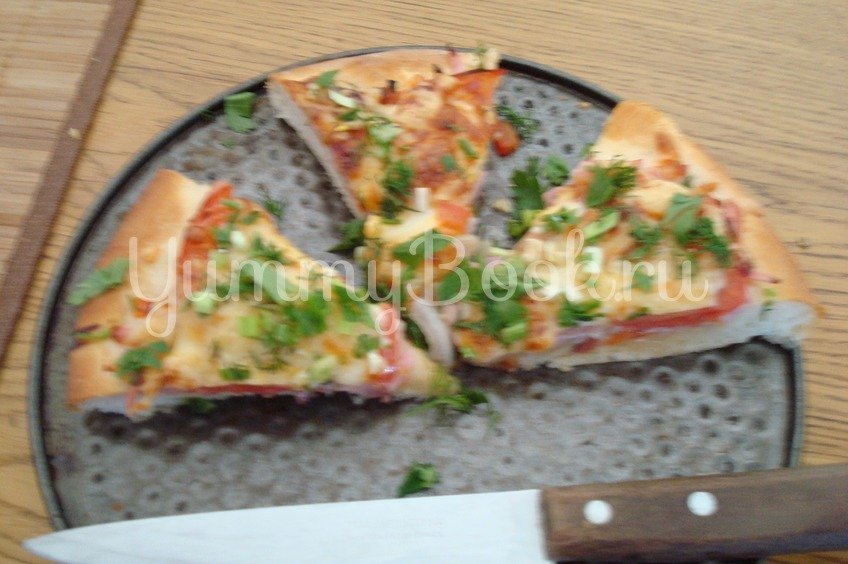 Пицца с овощами и сыровяленым мясом
