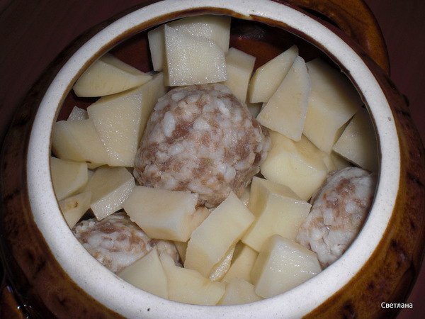 Фрикадельки с картошкой и грибами под сыром - шаг 1